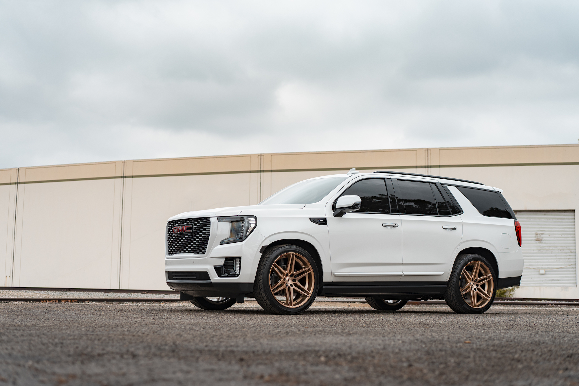 GMC Yukon на 24" дисках Dub Durty Dog